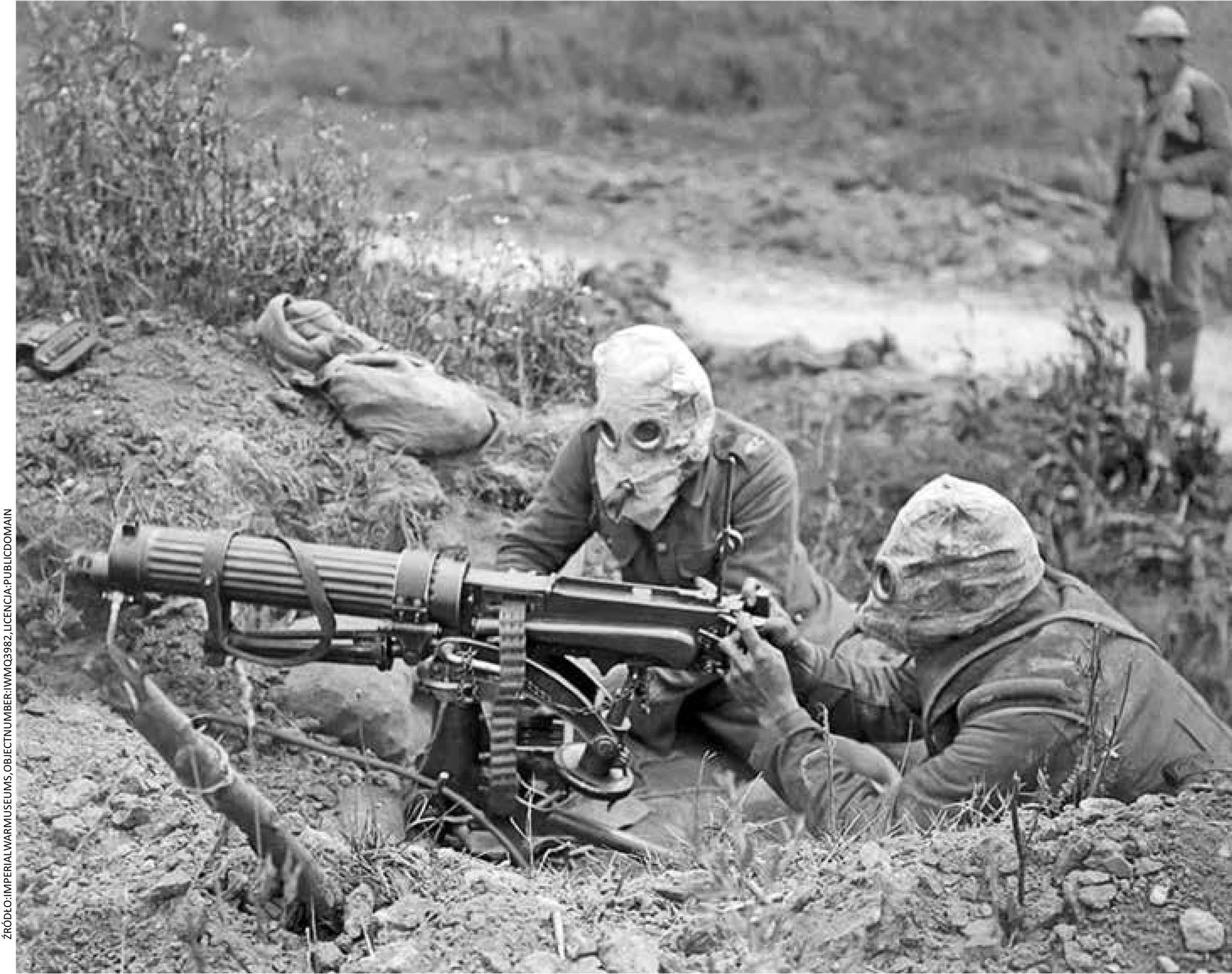 Brytyjska obsługa karabinu maszynowego Vickers w maskach przeciwgazowych typu PH, niedaleko Ovillers podczas bitwy nad Sommą, lipiec 1916 roku