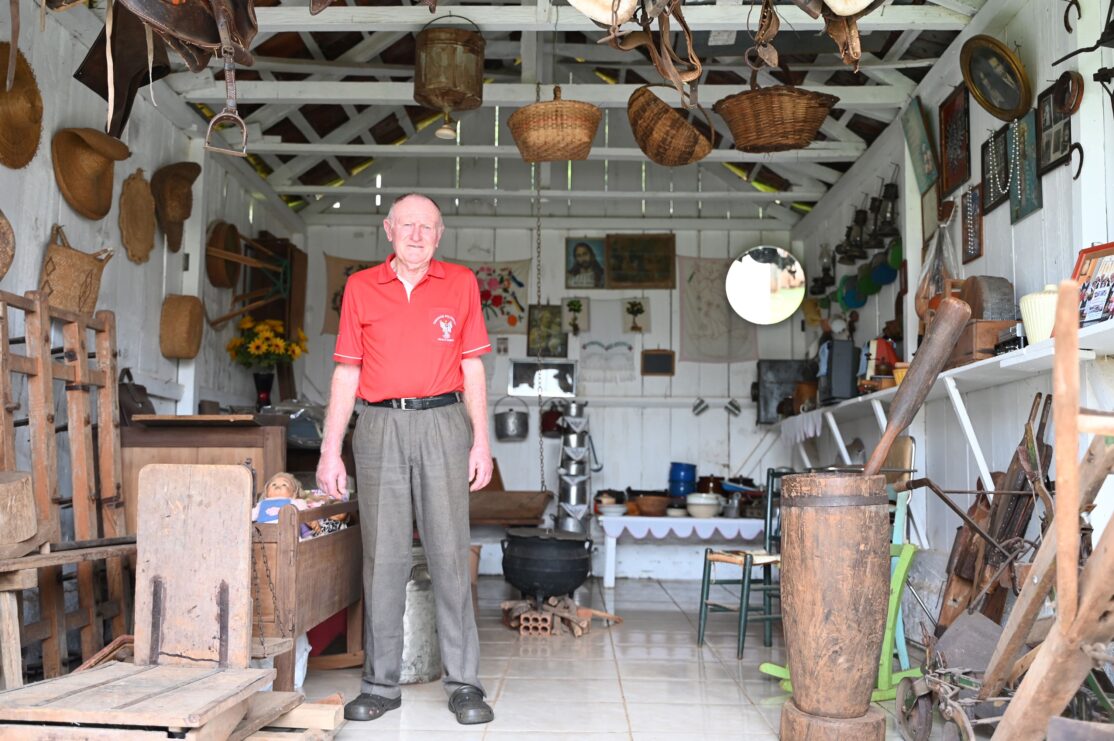 Mieczysław Waszczuk w prywatnym muzeum w interiorze w okolicach Áurea